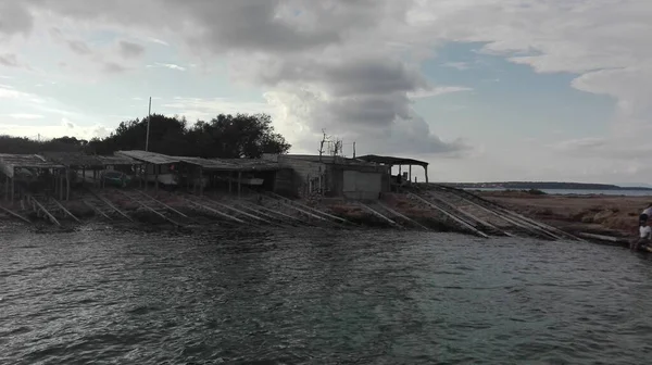 Casas de madera de los pescadores de Formentera en un día nublado en octubre — Foto de Stock