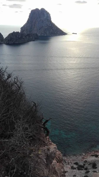 Panorama del agua de mar balear vista desde el alto acantilado de Cala d 'Hort en Ibiza, frente al mágico islote de Es Vedra —  Fotos de Stock