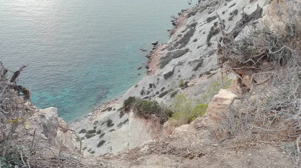 Panorama da água do mar Baleares visto a partir do penhasco alto de Cala d 'Hort em Ibiza, em frente à ilhota mágica de Es Vedra — Fotografia de Stock