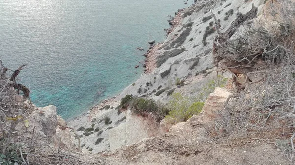 Panorama dell'acqua marina delle Baleari vista dall'alta scogliera di Cala d'Hort a Ibiza, di fronte al magico isolotto di Es Vedra — Foto Stock