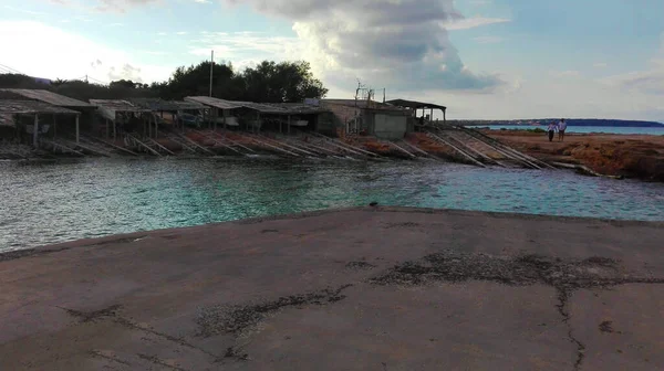 Ekim ayının bulutlu bir gününde Formentera balıkçılarının ahşap evleri