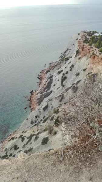 Panorama del agua de mar balear vista desde el alto acantilado de Cala d 'Hort en Ibiza, frente al mágico islote de Es Vedra —  Fotos de Stock