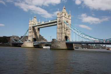 Londra Köprüsü 'nün ünlü kulesi ve açık mavi gökyüzü gibi büyüleyici.
