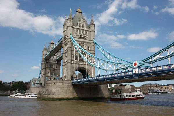O encantador e famoso Tower of London Bridge e um céu azul claro — Fotografia de Stock