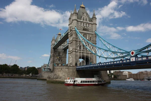 O encantador e famoso Tower of London Bridge e um céu azul claro — Fotografia de Stock