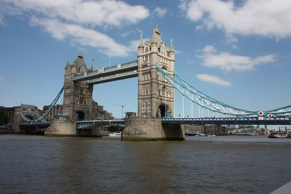 Okouzlující jako slavná Tower of London Bridge a jasně modrá obloha — Stock fotografie