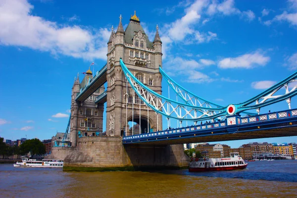 O encantador e famoso Tower of London Bridge e um céu azul claro — Fotografia de Stock