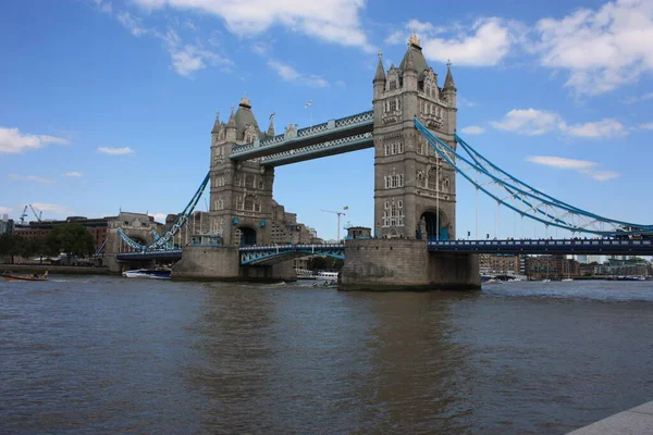 Okouzlující jako slavná Tower of London Bridge a jasně modrá obloha — Stock fotografie