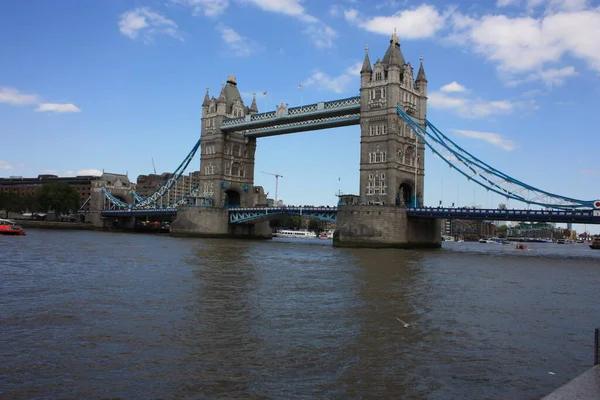 Okouzlující jako slavná Tower of London Bridge a jasně modrá obloha — Stock fotografie
