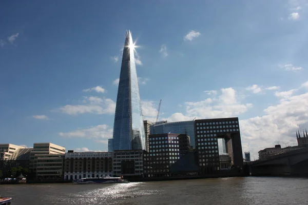 El fragmento de vidrio en un día azul claro en Londres — Foto de Stock