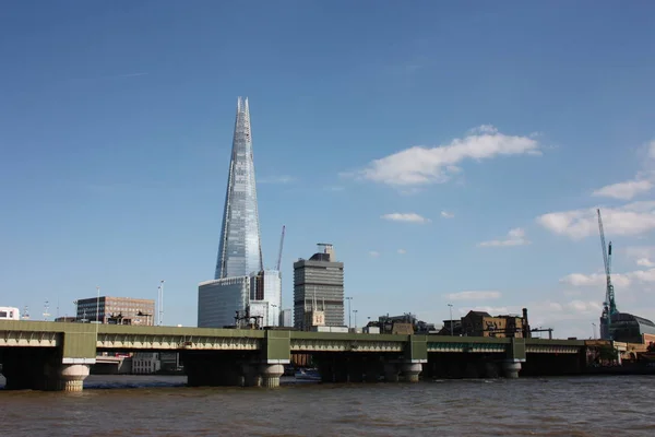 La scheggia di vetro in una giornata azzurra a Londra — Foto Stock