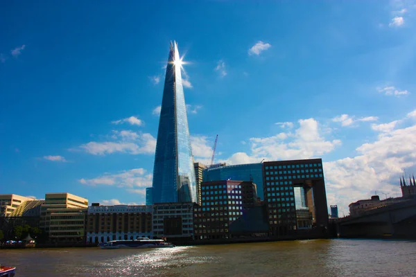 La scheggia di vetro in una giornata azzurra a Londra — Foto Stock