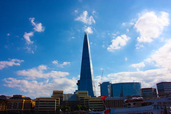 Glasskärvan en klarblå dag i London — Stockfoto