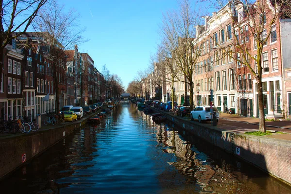 Kanály řek Amsterdamu a budovy na ulici v hlavním městě — Stock fotografie