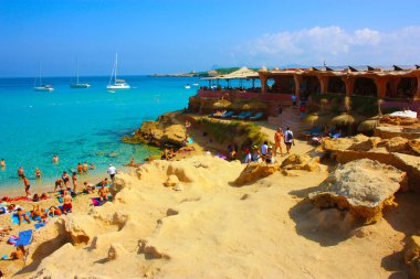Balear Adası, İbiza 'daki ünlü ve fantastik popüler Cala Comte plajı. Yaz tatili için güzel