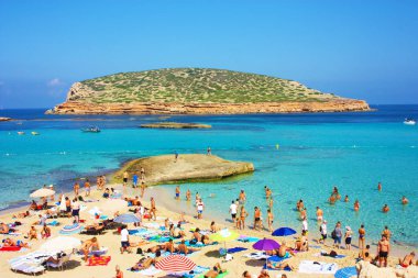 Balear Adası, İbiza 'daki ünlü ve fantastik popüler Cala Comte plajı. Yaz tatili için güzel