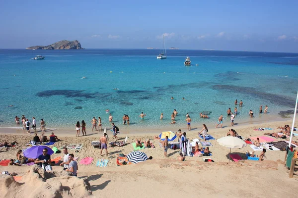 Balear Adası, İbiza 'daki ünlü ve fantastik popüler Cala Comte plajı. Yaz tatili için güzel — Stok fotoğraf