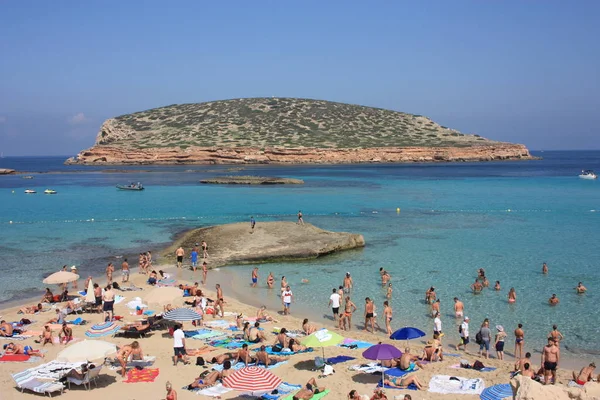 Balear Adası, İbiza 'daki ünlü ve fantastik popüler Cala Comte plajı. Yaz tatili için güzel — Stok fotoğraf