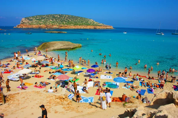 Balear Adası, İbiza 'daki ünlü ve fantastik popüler Cala Comte plajı. Yaz tatili için güzel — Stok fotoğraf