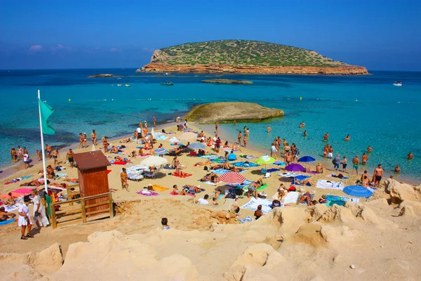 La famosa e fantastica spiaggia popolare di Cala Comte a Ibiza, isola delle Baleari. Bellissimo per le vacanze estive — Foto Stock