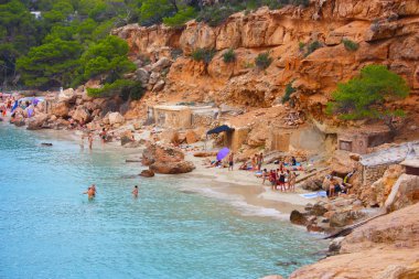 Bulutlu bir günde Cala Saladeta sahilinde ve denizinde uçurum