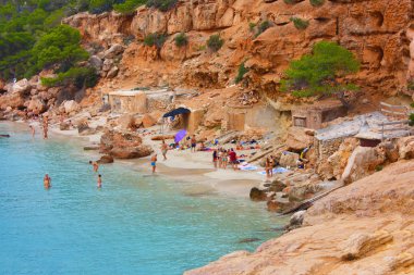 Bulutlu bir günde Cala Saladeta sahilinde ve denizinde uçurum