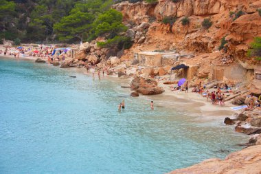 Bulutlu bir günde Cala Saladeta sahilinde ve denizinde uçurum