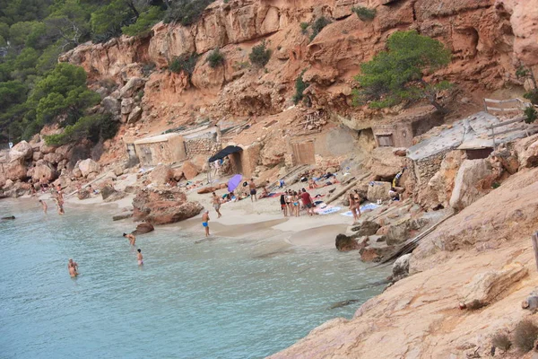 Bulutlu bir günde Cala Saladeta sahilinde ve denizinde uçurum