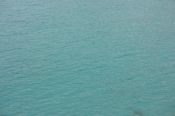 수정처럼 맑고 푸른 에퀴 비사 바다의 넓은 바다 — 스톡 사진