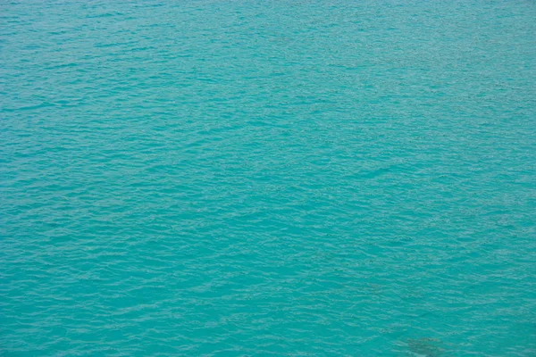 수정처럼 맑고 푸른 에퀴 비사 바다의 넓은 바다 — 스톡 사진