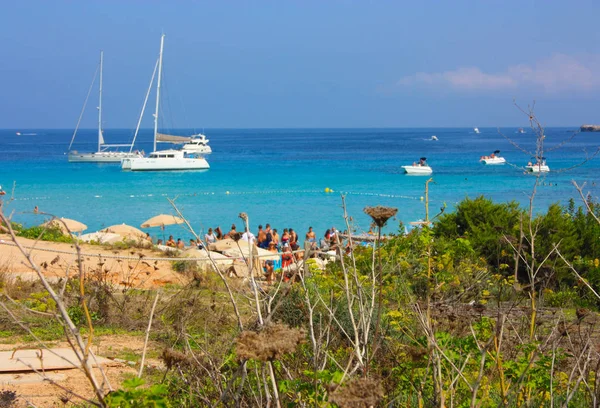 Particolare spiaggia, famosa baia turistica di Cala Comte, meta estiva di Ibiza — Foto Stock