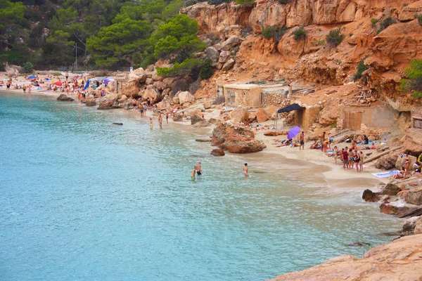 Bulutlu bir günde Cala Saladeta sahilinde ve denizinde uçurum — Stok fotoğraf