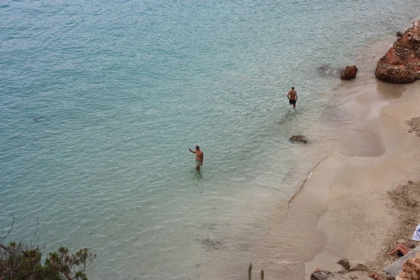 Famosa playa de ibiza en acantilado de bahía o entrada durante la temporada de verano en cala saladeta —  Fotos de Stock