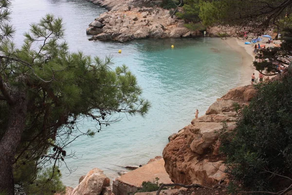 Den vackra och berömda bukten i Cala saladeta ibiza sett ovanifrån eller stenig inlopp mellan klipporna och vegetationen i Balearerna — Stockfoto