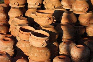 Seramik, toprak eşyalar, turuncu ve kahverengi terasotta saksıları açık hava atölyesi