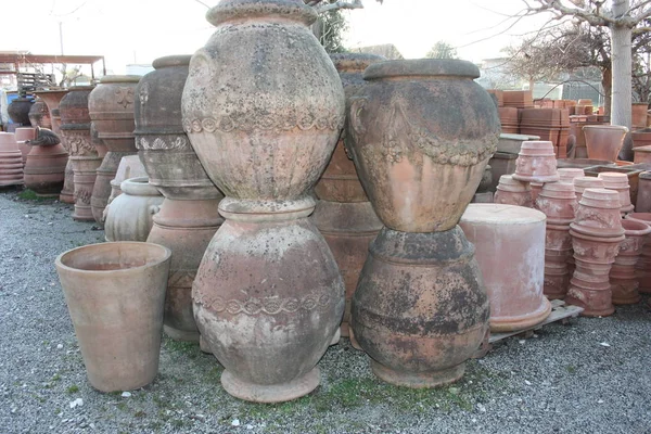 Open air workshop of ceramics, earthenware, orange and brown terracotta flower pots — Stock Photo, Image
