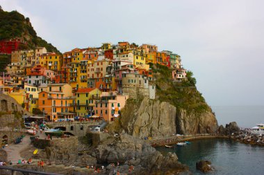 Liguria Cinque Terre 'nin Monterosso köyü. Uçurumun tepesinde evleri var.