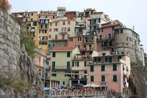 Aldeia de Monterosso da Cinque Terre da Ligúria com casas empoleiradas no penhasco — Fotografia de Stock