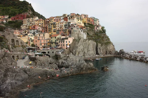 Aldeia de Monterosso da Cinque Terre da Ligúria com casas empoleiradas no penhasco — Fotografia de Stock