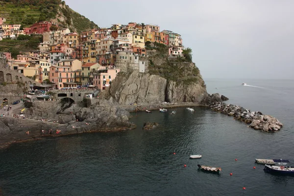 Aldeia de Monterosso da Cinque Terre da Ligúria com casas empoleiradas no penhasco — Fotografia de Stock