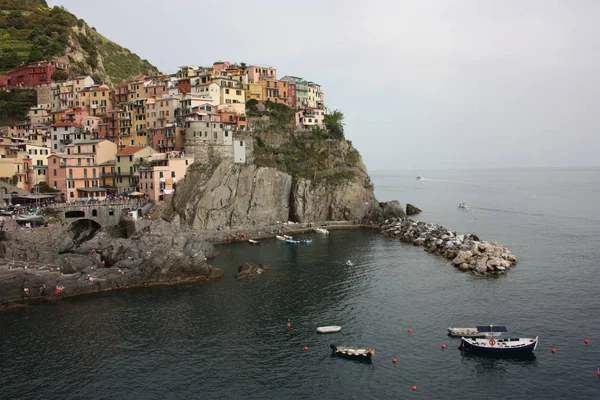 Aldeia de Monterosso da Cinque Terre da Ligúria com casas empoleiradas no penhasco — Fotografia de Stock