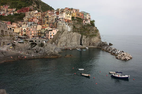 Aldeia de Monterosso da Cinque Terre da Ligúria com casas empoleiradas no penhasco — Fotografia de Stock