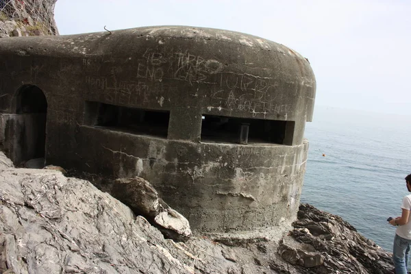 Velho bunker alemão da segunda guerra mundial em um penhasco com vista para o mar em cinque terre em monterosso em liguria — Fotografia de Stock