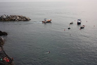 Akdeniz 'in kayalıklarının önündeki derin mavi sularda bir yolculuğun denizcilik bölümü.