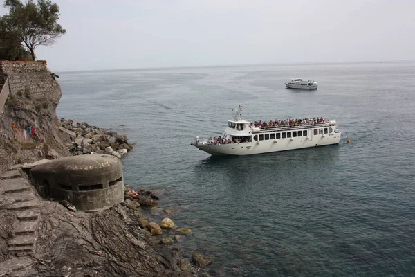 Maritime section of a cruise on deep blue waters in front of the cliffs of the Mediterranean sea — 스톡 사진