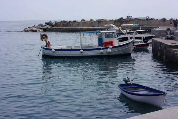 Akdeniz 'in kayalıklarının önündeki derin mavi sularda bir yolculuğun denizcilik bölümü. — Stok fotoğraf