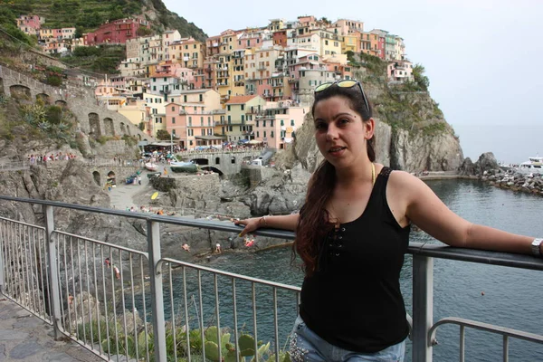 Brunette caucasian curvy Дівчина на оглядовому майданчику на узбережжі Cinque Terre влітку — стокове фото