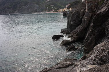 Yazın yüksek kayalık kayalıklar ile Tyrhenian Denizi arasındaki Cinque Terre 'de tatil. Liguria' da bulutlu bir gökyüzü.
