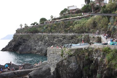 Yazın yüksek kayalık kayalıklar ile Tyrhenian Denizi arasındaki Cinque Terre 'de tatil. Liguria' da bulutlu bir gökyüzü.
