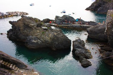Yazın yüksek kayalık kayalıklar ile Tyrhenian Denizi arasındaki Cinque Terre 'de tatil. Liguria' da bulutlu bir gökyüzü.